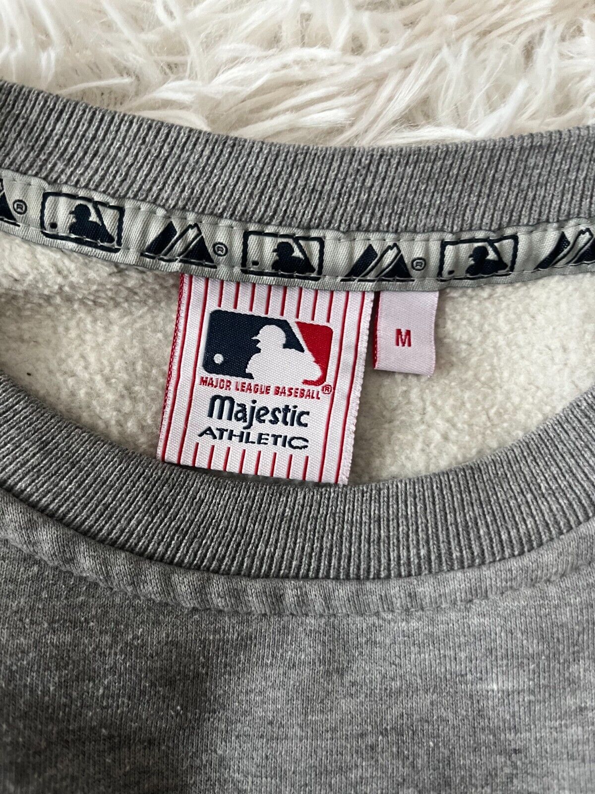 New York Yankees Sweater Mens M Gray Majestic Athletic Pullover MLB Logo